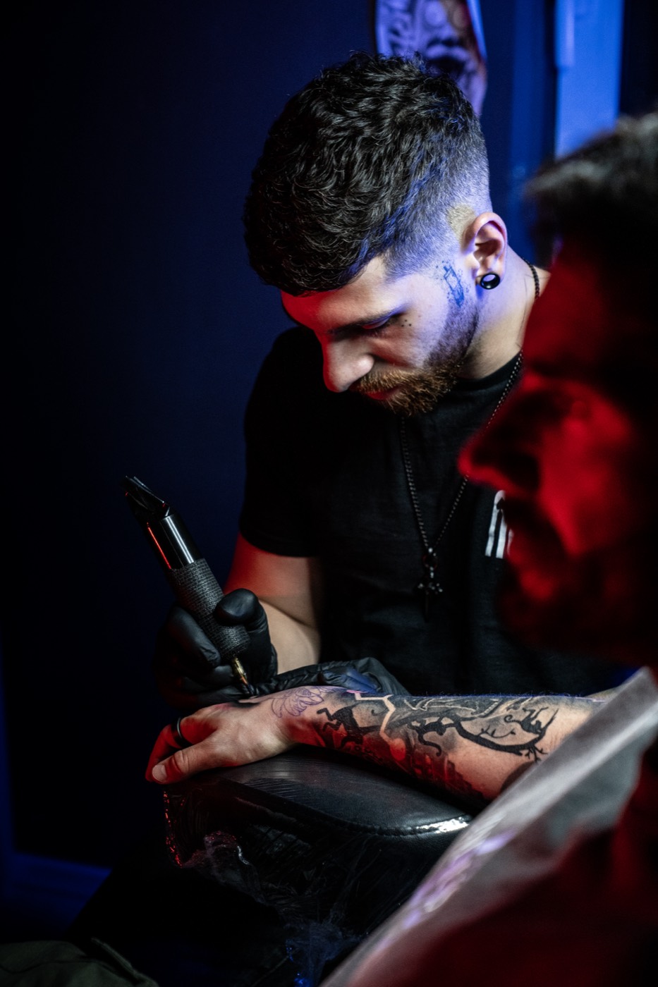 Vlad Shulea tatuând un braț în black & grey, la Ace Tattoo Parlour